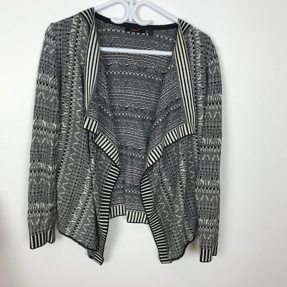 BLACK & WHITE Boho Aztec Sweater - Picture 3 of 4